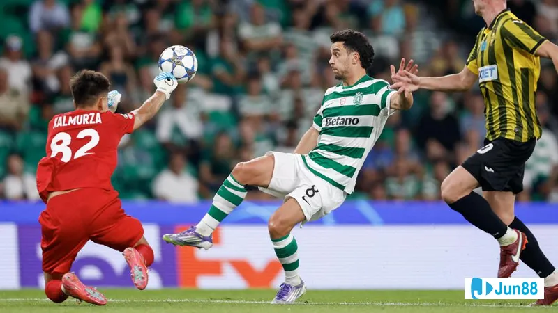 Cầu thủ Napoli vượt qua phòng ngự của Sporting CP trong trận đấu sôi động Cầu thủ Napoli vượt qua phòng ngự của Sporting CP trong trận đấu sôi động
